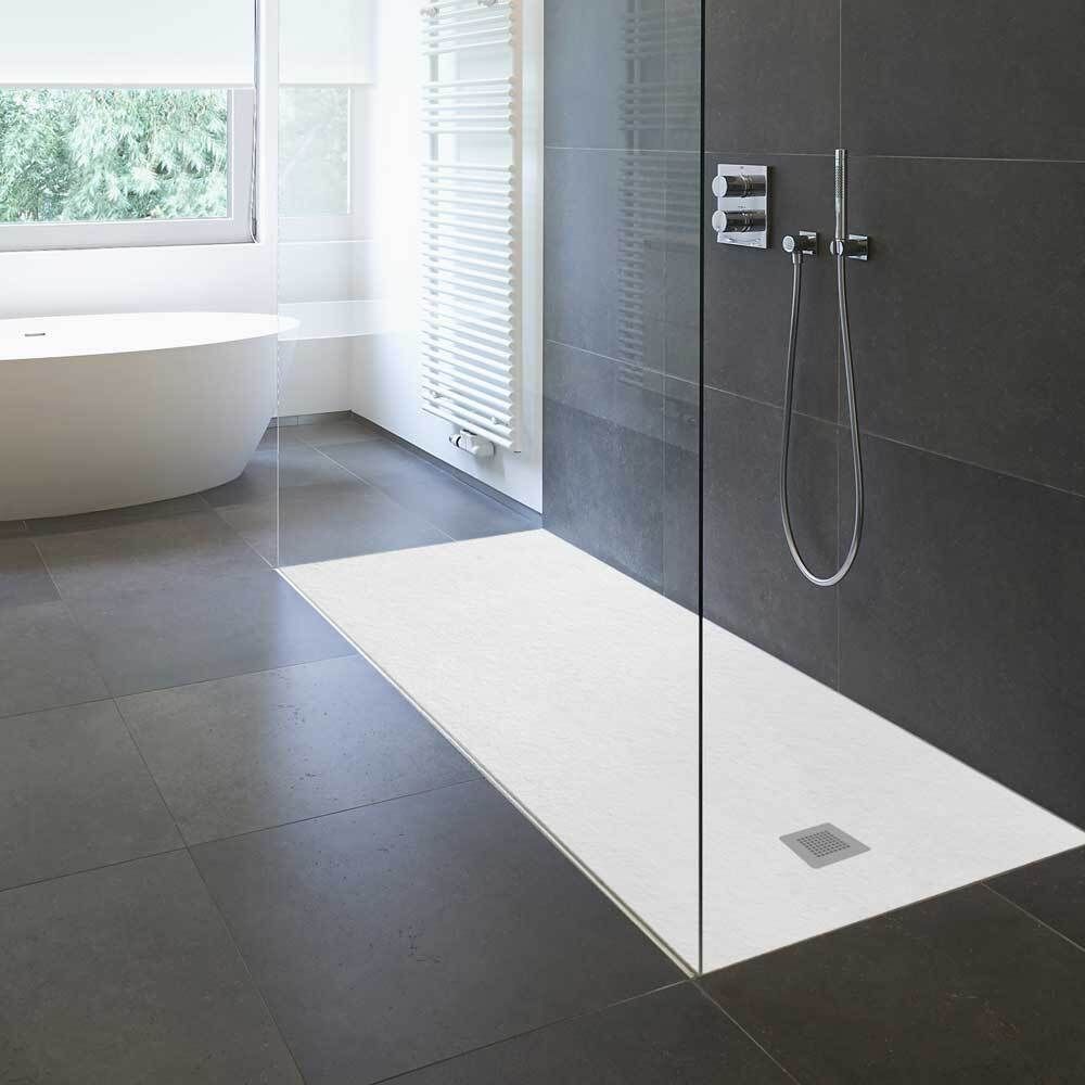 Fertig eingebautes Mineralguss-Duschboard in einer bodengleichen Dusche