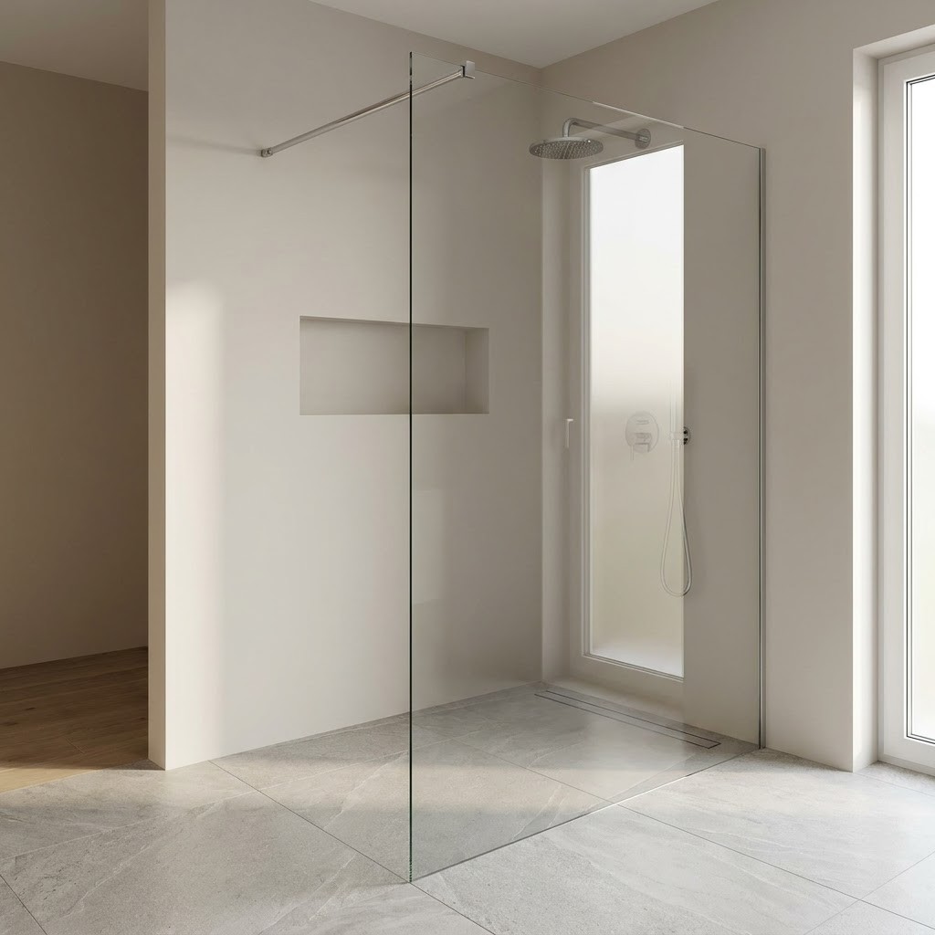 Walk-In-Glaswand mit Stabilisator und Regendusche vor Fensterelement
