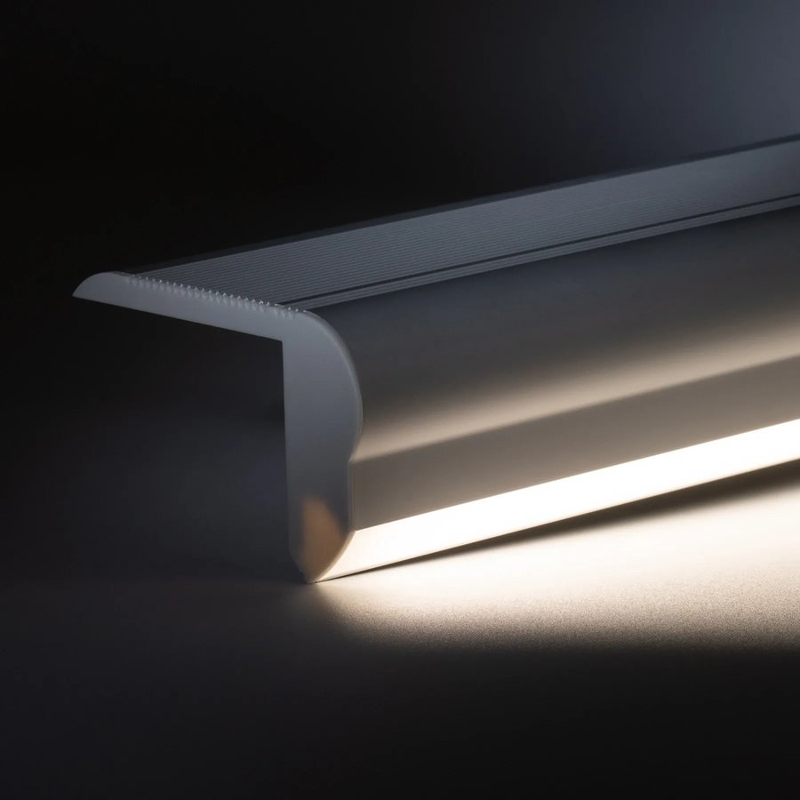 Beleuchtetes Treppenstufenprofil mit Lichtlinie an der Stufenkante