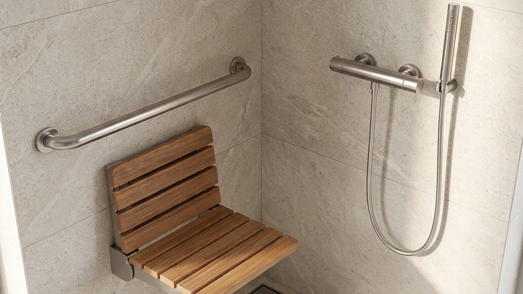 Bodengleiche Dusche mit Klappsitz und Haltegriff, rutschhemmende Fliesen, barrierefreier Badumbau