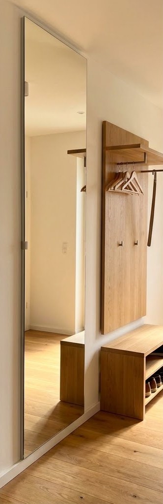 Bodentiefer Spiegel nach Maß im Flur neben der Garderobe
