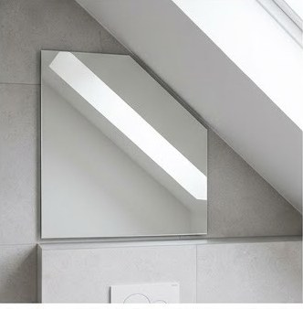 Spiegel nach Maß mit schräger Kante, angepasst an eine Dachschräge